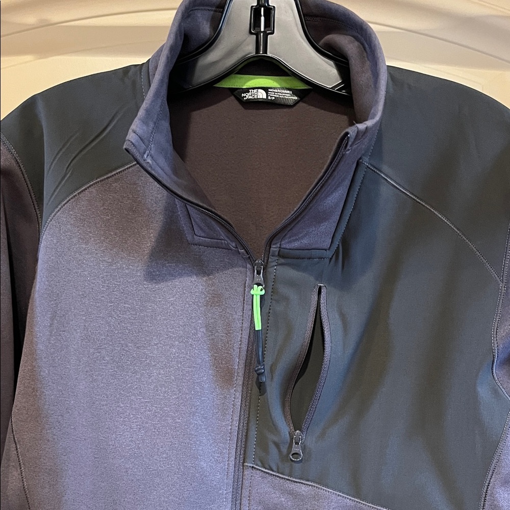 The North Face men’s two-tone gray quarter zip pullover
Brand new no tag size Sm